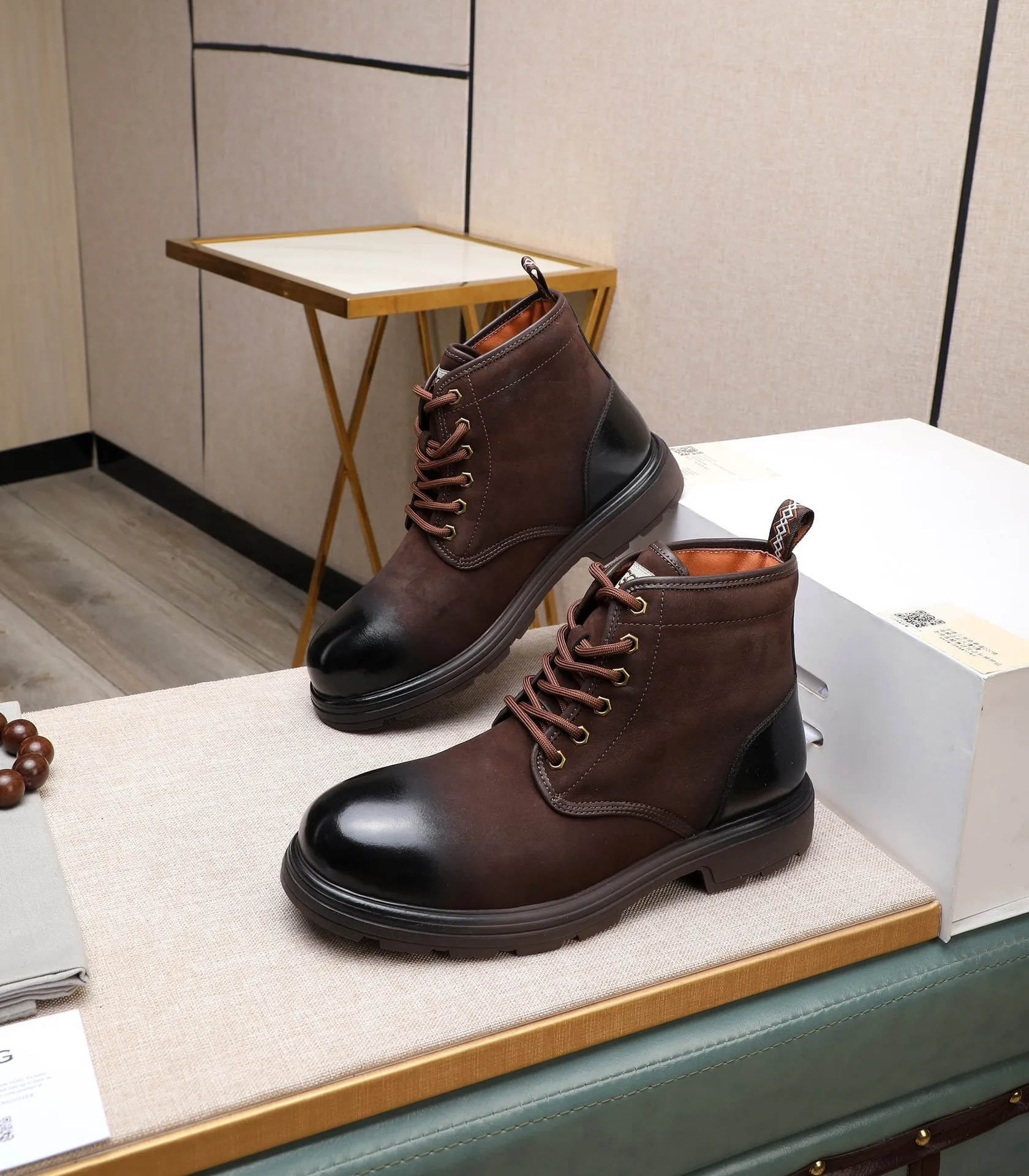 Men's men's shoes 💰620 (full genuine wool lining, 10% off for fake ones) Please note the quality of the original order and compare the thickness of the wool 🏮🏮 Popular UGG from Australia's warm luxury brand men's shoes, the official website is synchronized, Beckham men's style..., made of imported top-layer waxed cowhide, waxed toe box, Australian real wool velvet lining Carefully sewn...Imported rubber Martin boots outsole (comfortable, soft, wear-resistant) The quality is really great...Exquisite workmanship, you can't put it down at first sight, size 38-44 (customized in 45)